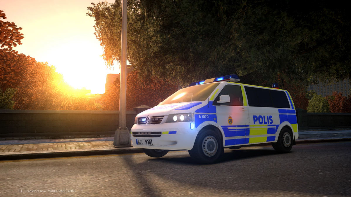 Volkswagen T5 Multivan 2009 Swedish Police | Front | Blue lights on
